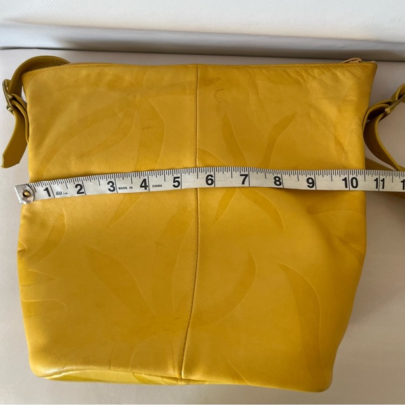 Vintage Etra Yellow Gold Leather Bucket Bag - Picture 10 of 11